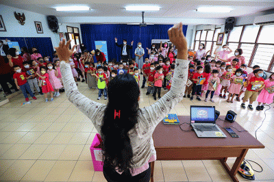 Siswa siswi Sekolah Regina Pacis mengumpulkan buku berbagi kasih dengan program Seribu Cinta, Seribu Buku di Jakarta, Selasa (14/2/2023).