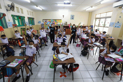 Siswa siswi Sekolah Regina Pacis mengumpulkan buku berbagi kasih dengan program Seribu Cinta, Seribu Buku di Jakarta, Selasa (14/2/2023).