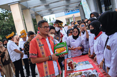 Menparekraf Sandiaga Salahuddin Uno dalam peluncuran program PMB-Poltekpar di sela-sela 