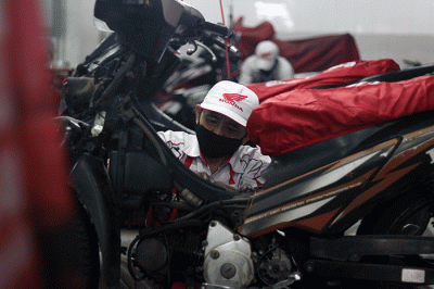 Teknisi sedang menservice sepeda motor di bengkel Astra Honda Motor, Jalan AP Pettarani, Makassar, Selasa  (14/2/2023).