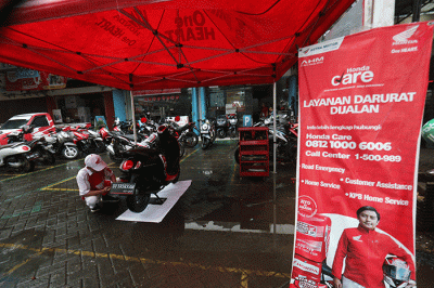 Teknisi sedang menservice sepeda motor di bengkel Astra Honda Motor, Jalan AP Pettarani, Makassar, Selasa  (14/2/2023).