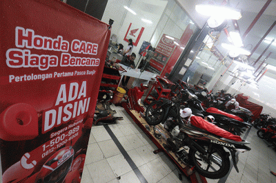 Teknisi sedang menservice sepeda motor di bengkel Astra Honda Motor, Jalan AP Pettarani, Makassar, Selasa  (14/2/2023).