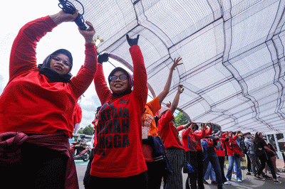 Puluhan Pekerja Rumah Tangga (PRT) menggelar aksi unjuk rasa di depan Gedung DPR/MPR RI, Rabu (15/2/2023).