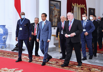Presiden Joko Widodo menerima Presiden World Water Council, Loic Fauchon, dan delegasi di Istana Merdeka, Jakarta, Rabu  (15/2/2023).