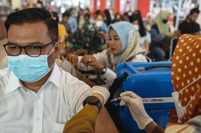 Warga antusias mendatangi sentra layanan vaksin guna mendapatkan vaksin Covid-19 booster tahap kedua di OPI Mall Lobby Utara 1, Selasa (14/2/2023).