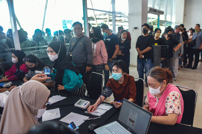 Warga antusias mendatangi sentra layanan vaksin guna mendapatkan vaksin Covid-19 booster tahap kedua di OPI Mall Lobby Utara 1, Selasa (14/2/2023).