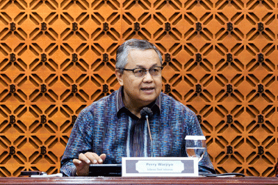 Gubernur Bank Indonesia Perry Warjiyo (tengah) dan Jajaran Dewan saat konferensi pers di Jakarta, Kamis (16/2/2023).
