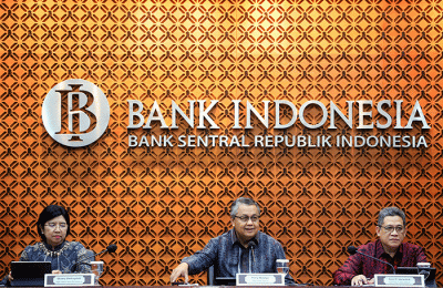 Gubernur Bank Indonesia Perry Warjiyo (tengah) dan Jajaran Dewan saat konferensi pers di Jakarta, Kamis (16/2/2023).