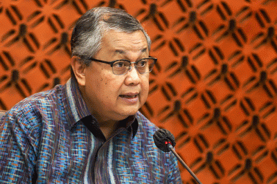 Gubernur Bank Indonesia Perry Warjiyo (tengah) dan Jajaran Dewan saat konferensi pers di Jakarta, Kamis (16/2/2023).