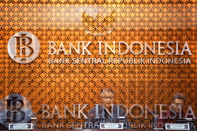 Gubernur Bank Indonesia Perry Warjiyo (tengah) dan Jajaran Dewan saat konferensi pers di Jakarta, Kamis (16/2/2023).