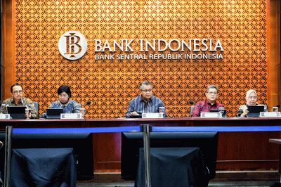 Gubernur Bank Indonesia Perry Warjiyo (tengah) dan Jajaran Dewan saat konferensi pers di Jakarta, Kamis (16/2/2023).