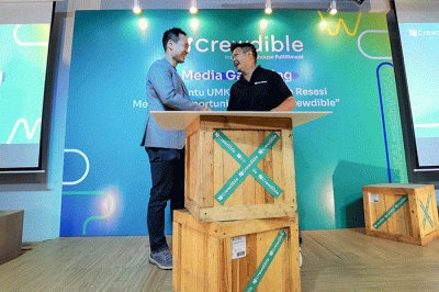CEO Crewdible Dhana Galindra (kanan) bersama dengan CEO Bukafinancial & Commerce Bukalapak Victor Putra Lesmana saat penandatanganan kerja sama.