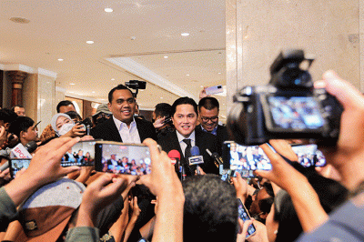 Menteri BUMN Erick Thohir menemui wartawan usai resmi terpilih menjadi Ketua Umum PSSI di Jakarta, Kamis (16/2/2023).