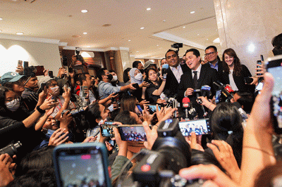 Menteri BUMN Erick Thohir menemui wartawan usai resmi terpilih menjadi Ketua Umum PSSI di Jakarta, Kamis (16/2/2023).