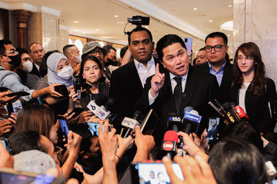 Menteri BUMN Erick Thohir menemui wartawan usai resmi terpilih menjadi Ketua Umum PSSI di Jakarta, Kamis (16/2/2023).