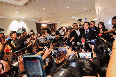 Menteri BUMN Erick Thohir menemui wartawan usai resmi terpilih menjadi Ketua Umum PSSI di Jakarta, Kamis (16/2/2023).