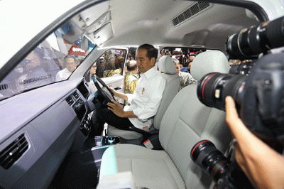 Presiden Joko Widodo mengunjungi salah-satu stand usai membuka Pameran Otomotif Indonesia International Motor Show (IIMS) Tahun 2023 di JIEXPO Kemayoran.