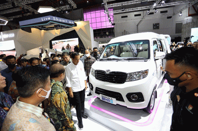Presiden Joko Widodo mengunjungi salah-satu stand usai membuka Pameran Otomotif Indonesia International Motor Show (IIMS) Tahun 2023 di JIEXPO Kemayoran.