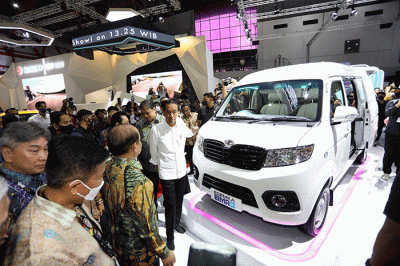 Presiden Joko Widodo mengunjungi salah-satu stand usai membuka Pameran Otomotif Indonesia International Motor Show (IIMS) Tahun 2023 di JIEXPO Kemayoran.