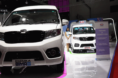 Pengunjung mengamati mobil Esemka Bima EV dalam pameran Indonesia International Motor Show (IIMS) 2023 di JIExpo Kemayoran, Jakarta Pusat, Kamis (16/2/2023).