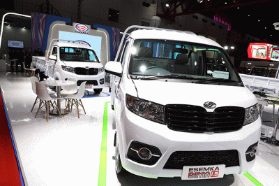 Pengunjung mengamati mobil Esemka Bima EV dalam pameran Indonesia International Motor Show (IIMS) 2023 di JIExpo Kemayoran, Jakarta Pusat, Kamis (16/2/2023).