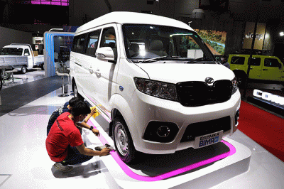 Pengunjung mengamati mobil Esemka Bima EV dalam pameran Indonesia International Motor Show (IIMS) 2023 di JIExpo Kemayoran, Jakarta Pusat, Kamis (16/2/2023).