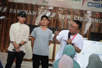 Head of Community Development Smartfren, Dani Akhyar memberikan pelatihan kewirausahaan digital untuk warga pelaku UMKM di Kelurahan Ciketing Udik, Bekasi.