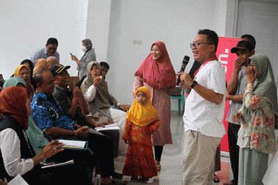 Head of Community Development Smartfren, Dani Akhyar memberikan pelatihan kewirausahaan digital untuk warga pelaku UMKM di Kelurahan Ciketing Udik, Bekasi.