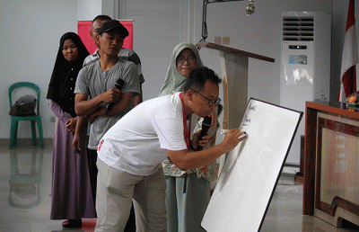 Head of Community Development Smartfren, Dani Akhyar memberikan pelatihan kewirausahaan digital untuk warga pelaku UMKM di Kelurahan Ciketing Udik, Bekasi.