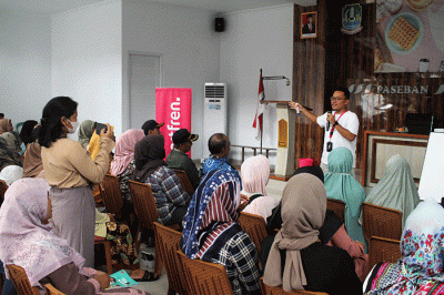 Head of Community Development Smartfren, Dani Akhyar memberikan pelatihan kewirausahaan digital untuk warga pelaku UMKM di Kelurahan Ciketing Udik, Bekasi.