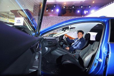 Presiden Joko Widodo (kanan) mengamati mobil The All-new Subaru WRX di Indonesia International Motor Show (IIMS) 2023 di JIExpo Kemayoran Jakarta.