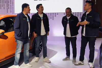 Presiden Joko Widodo (kanan) mengamati mobil The All-new Subaru WRX di Indonesia International Motor Show (IIMS) 2023 di JIExpo Kemayoran Jakarta.