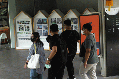 Warga mengunjungi Taman Literasi Martha Christina Tiahahu di kawasan Blok M, Jakarta Selatan, Kamis (16/2/2023).