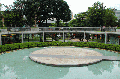 Warga mengunjungi Taman Literasi Martha Christina Tiahahu di kawasan Blok M, Jakarta Selatan, Kamis (16/2/2023).