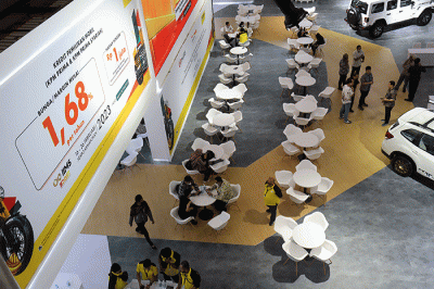 Pengunjung melihat aneka mobil dalam pameran Indonesia International Motor Show (IIMS) 2023 di JIExpo Kemayoran, Jakarta, Kamis (16/2/2023).