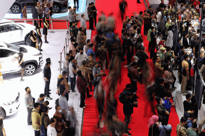 Pengunjung melihat aneka mobil dalam pameran Indonesia International Motor Show (IIMS) 2023 di JIExpo Kemayoran, Jakarta, Kamis (16/2/2023).
