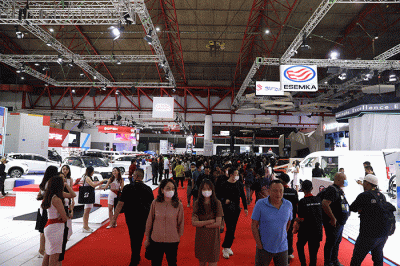 Pengunjung melihat aneka mobil dalam pameran Indonesia International Motor Show (IIMS) 2023 di JIExpo Kemayoran, Jakarta, Kamis (16/2/2023).