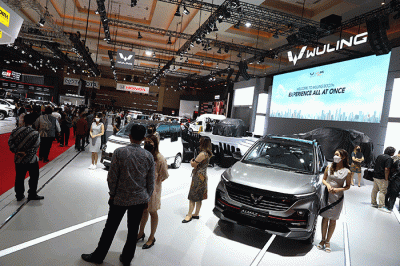 Pengunjung melihat aneka mobil dalam pameran Indonesia International Motor Show (IIMS) 2023 di JIExpo Kemayoran, Jakarta, Kamis (16/2/2023).
