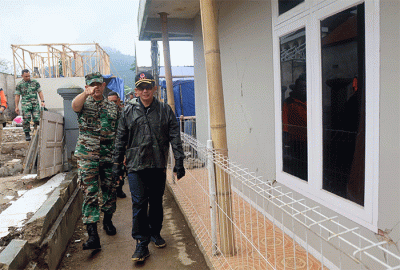 Kepala BNPB Letjen TNI Suharyanto beserta rombongan meninjau lokasi pembangunan rumah insitu di Desa Ciputri, Kecamatan Pacet, Kabupaten Cianjur, Jawa Barat.