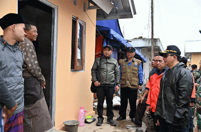 Kepala BNPB Letjen TNI Suharyanto beserta rombongan meninjau lokasi pembangunan rumah insitu di Desa Ciputri, Kecamatan Pacet, Kabupaten Cianjur, Jawa Barat.