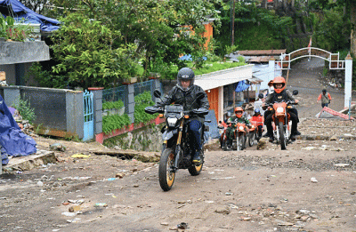 Kepala BNPB Letjen TNI Suharyanto beserta rombongan meninjau lokasi pembangunan rumah insitu di Desa Ciputri, Kecamatan Pacet, Kabupaten Cianjur, Jawa Barat.