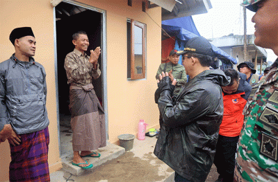 Kepala BNPB Letjen TNI Suharyanto beserta rombongan meninjau lokasi pembangunan rumah insitu di Desa Ciputri, Kecamatan Pacet, Kabupaten Cianjur, Jawa Barat.
