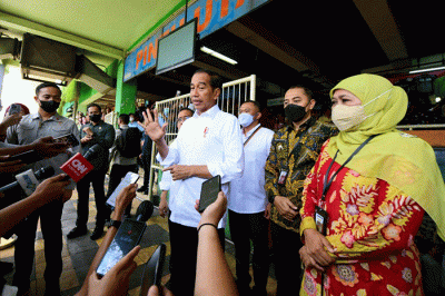 Presiden Joko Widodo mengunjungi Pasar Wonokromo untuk mengecek harga bahan pangan seperti beras, minyak goreng, dan telur di Kota Surabaya.