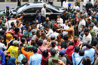 Presiden Joko Widodo mengunjungi Pasar Wonokromo untuk mengecek harga bahan pangan seperti beras, minyak goreng, dan telur di Kota Surabaya.
