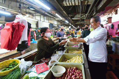 Presiden Joko Widodo mengunjungi Pasar Wonokromo untuk mengecek harga bahan pangan seperti beras, minyak goreng, dan telur di Kota Surabaya.