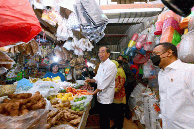 Presiden Joko Widodo mengunjungi Pasar Wonokromo untuk mengecek harga bahan pangan seperti beras, minyak goreng, dan telur di Kota Surabaya.