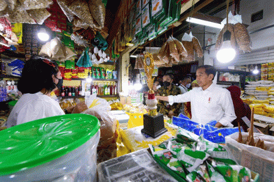 Presiden Joko Widodo mengunjungi Pasar Wonokromo untuk mengecek harga bahan pangan seperti beras, minyak goreng, dan telur di Kota Surabaya.