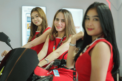 Sales promotion girl (SPG) berpose di kendaraan yang dipamerkan dalam Indonesia International Motor Show (IIMS) 2023 di JIExpo Kemayoran, Jakarta.