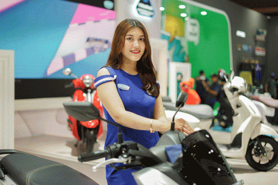 Sales promotion girl (SPG) berpose di kendaraan yang dipamerkan dalam Indonesia International Motor Show (IIMS) 2023 di JIExpo Kemayoran, Jakarta.