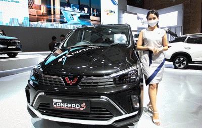 Sales promotion girl (SPG) berpose di kendaraan yang dipamerkan dalam Indonesia International Motor Show (IIMS) 2023 di JIExpo Kemayoran, Jakarta.